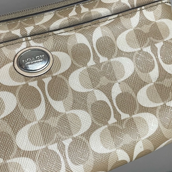 Coach Peyton Dream Go Go Wristlet Signature - Picture 2 of 8